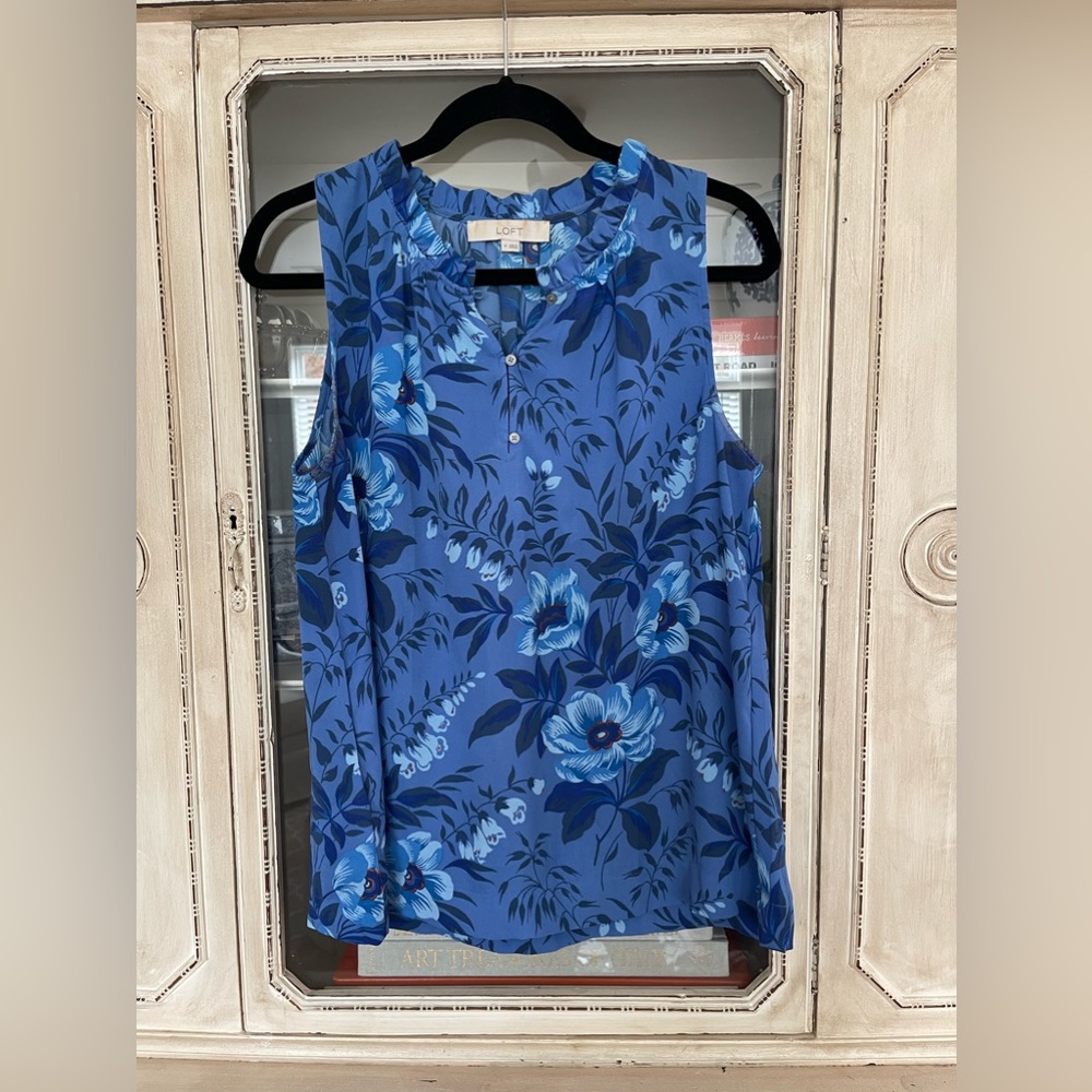Great condition Loft blouse. Size medium.